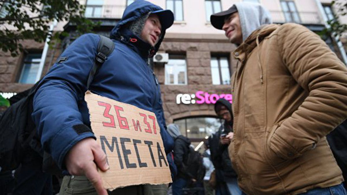 Rusia: Bărbatul care era primul la coadă pentru noul iPhone s-a întors acasă cu mâinile goale 