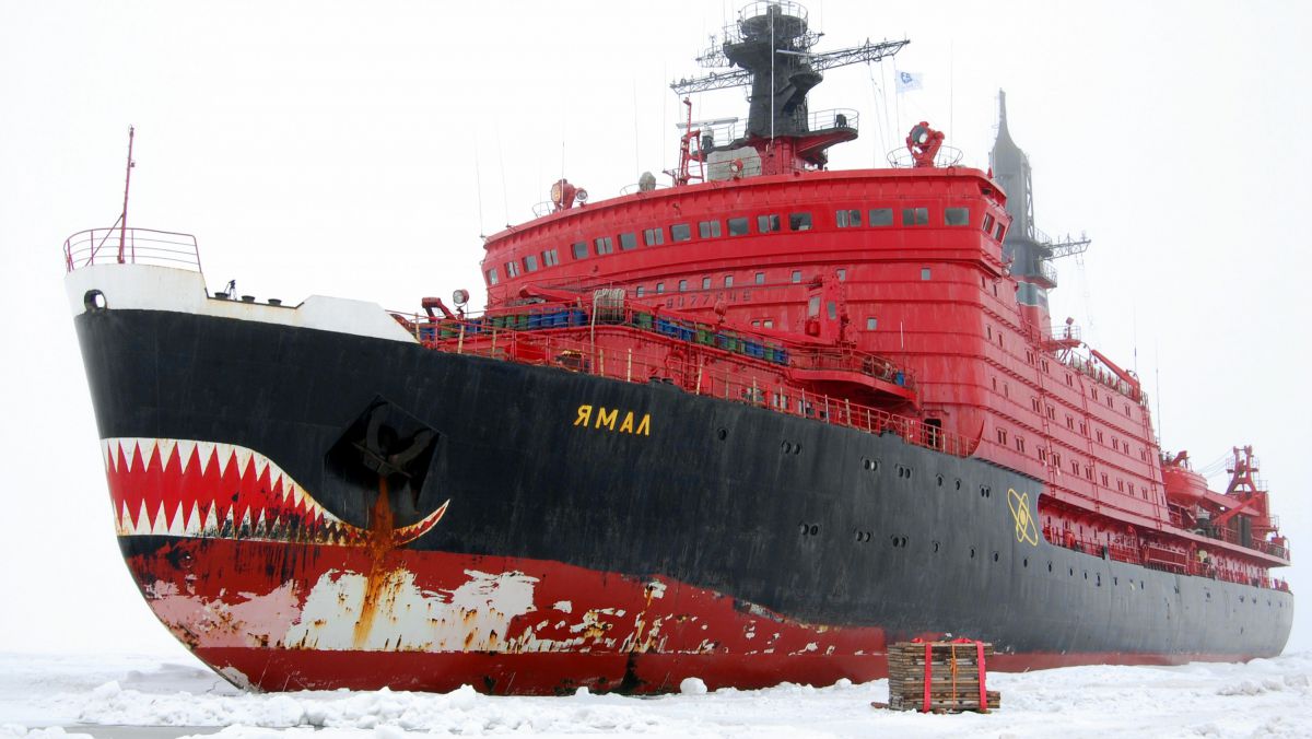 Rusia duce o centrală nucleară plutitoare în zona arctică