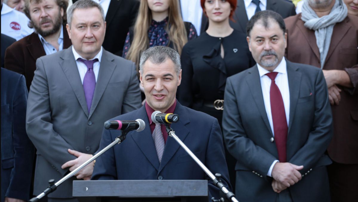 S-a lansat pe ritmuri de folclor, a vorbit despre Kliciko și l-a numit pe Ceban unicul său concurent. Octavian Țîcu s-a lansat în campanie
