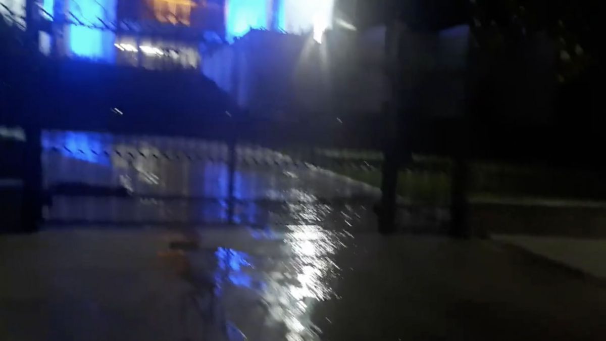 S-a revărsat havuzul Președinției? Un șuvoi de apă curge din curtea clădirii (VIDEO)