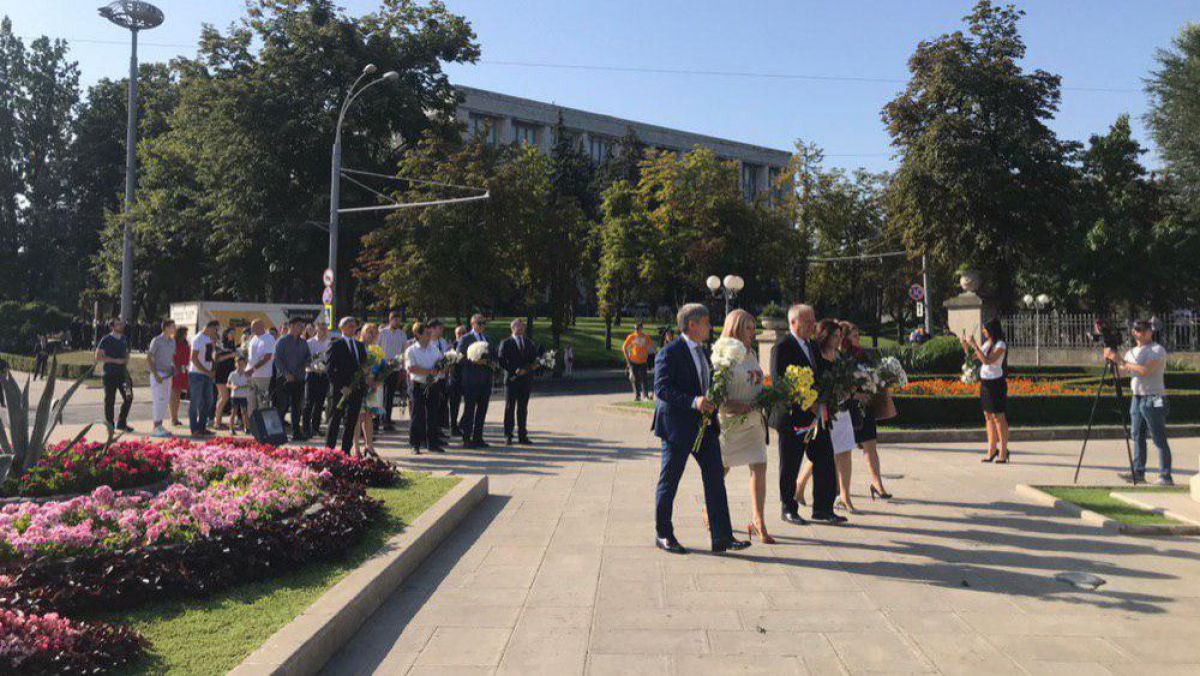Să nu se intersecteze cu puterea. PD a venit să depună flori la monumentul lui Ștefan cel Mare cu jumătate de oră mai devreme decât Dodon, Sandu și Greceanîi