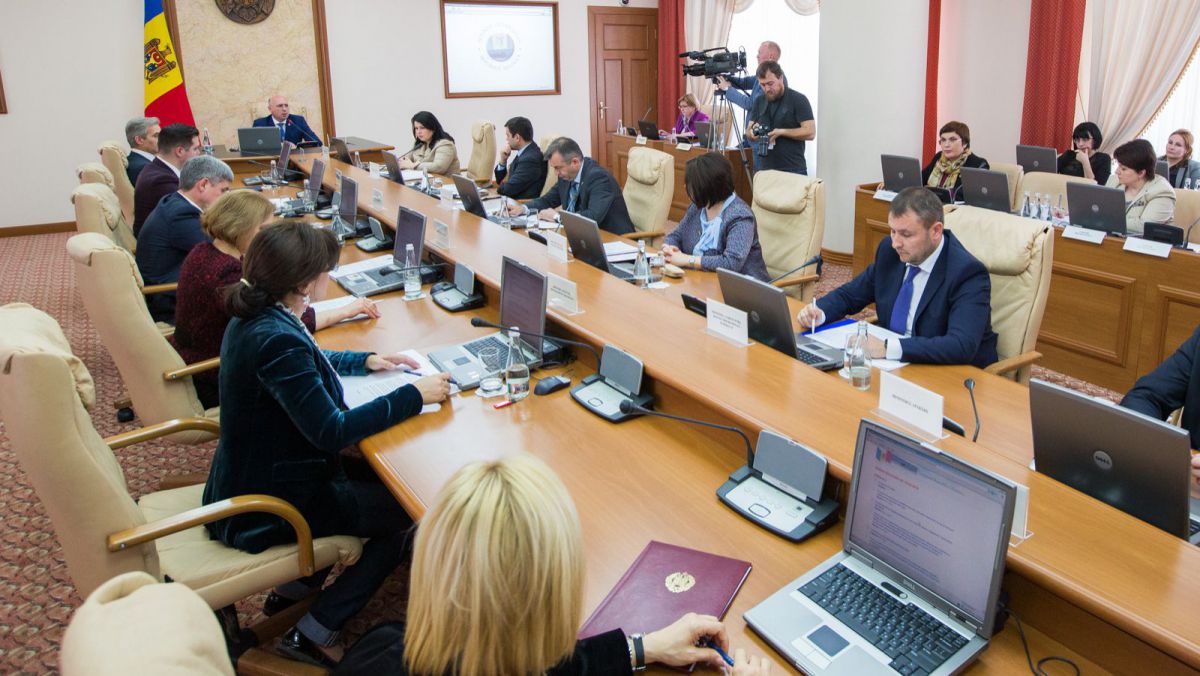 Salariile unor miniștri s-au dublat timp de trei ani. Iată cum au crescut veniturile acestora (INFOGRAFIC)