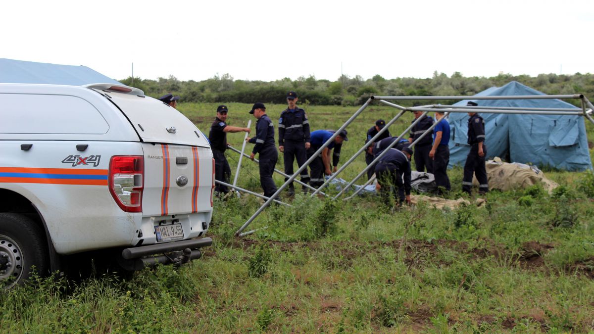 Salvatorii și-au petrecut noaptea într-o tabără de câmp pentru a preveni inundațiile în râul Nistru (VIDEO)