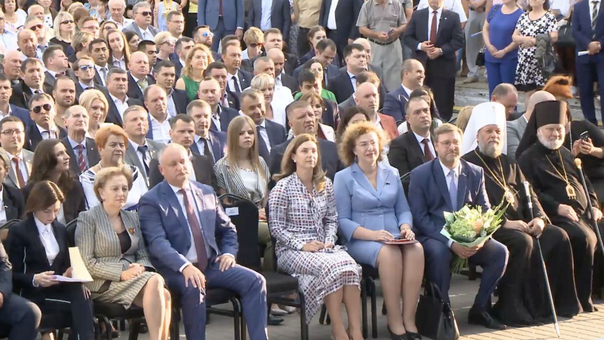 Comrat: Sandu, Dodon și Greceanîi, discursuri în rusă la învestirea Irinei Vlah. Ce le-au transmis găgăuzilor primii oameni în stat (VIDEO)