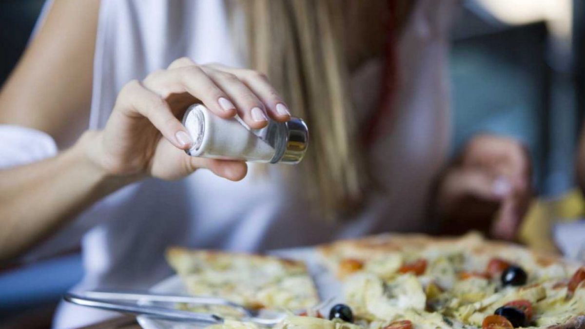 Sarea în bucate, un pericol greu de învins. Ministerul Sănătății își propune să-i determine pe moldoveni să consume mai puțină „moarte albă”