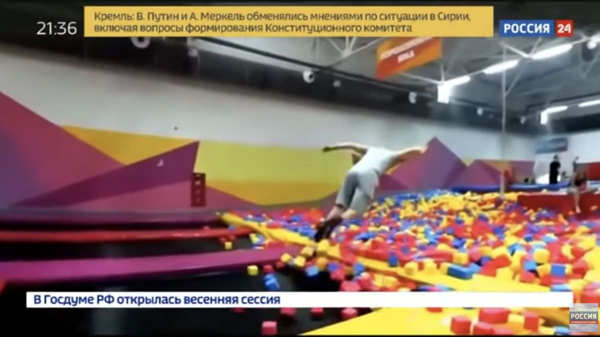 Scenariu parcă tras la indigo: O adolescentă a murit după ce și-a fracturat coloana vertebrală sărind pe trambulina unui centru de distracții din FR (VIDEO)