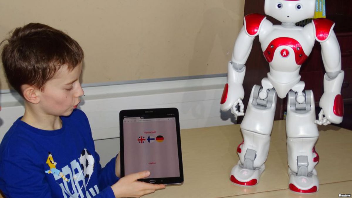VIDEO. Școala în care elevii învață limbi străine și matematică de la roboți