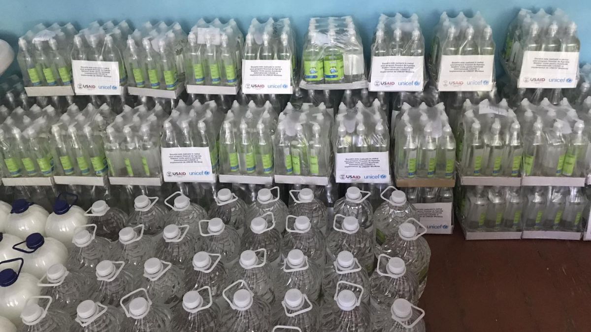 Școlile și grădinițele din țară vor primi materiale de igienă. Lotul include este 200 de mii de litri de dezinfectanți și săpun lichid