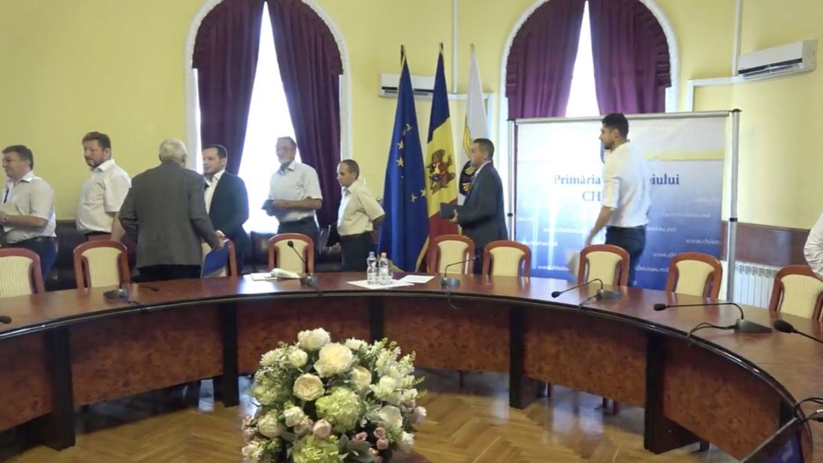 Ședința Primăriei, anulată. Protestatarii cer demisia viceprimarului