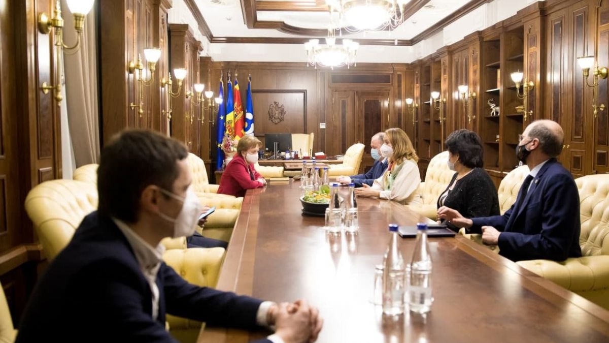 Șefa Parlamentului și premierul interimar s-au întrunit, din nou, într-o ședință nocturnă, pentru a discuta situația pandemică