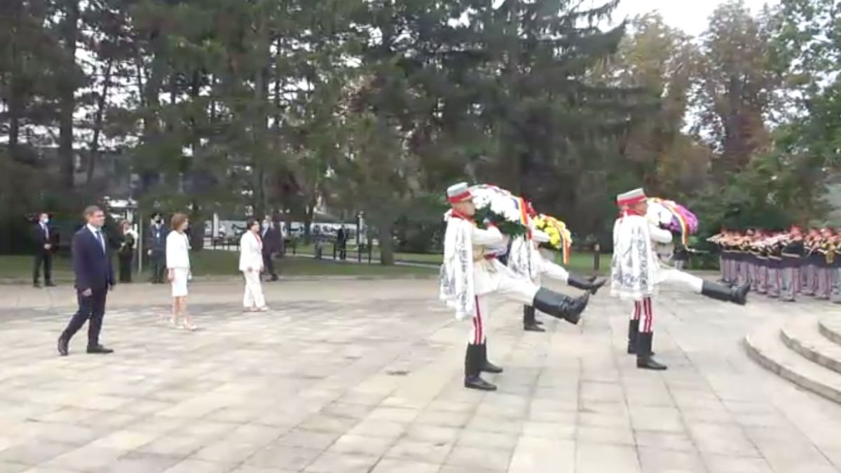 Șefa statului, Președintele Parlamentului și Prim-ministra depun flori la monumentul Maica Îndurerată (VIDEO)