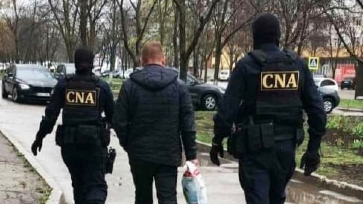 Șeful unei școli auto din Chișinău și doi subalterni, reținuți în dosarele de corupție în eliberarea permiselor de conducere