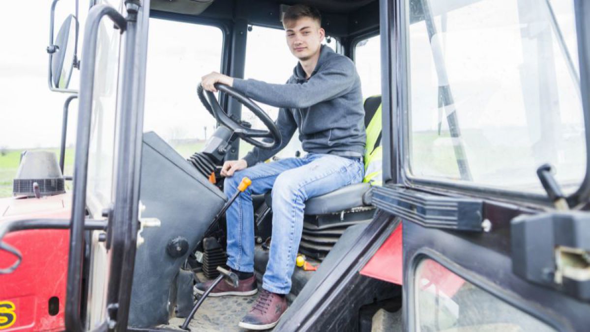 Și-a cumpărat un tractor pe bani europeni, iar acum este cel mai solicitat tânăr din sat