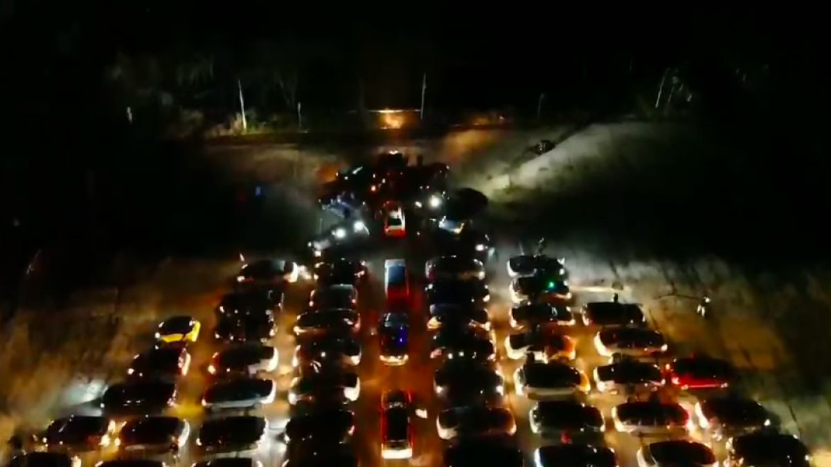 Și-au pus ingeniozitatea la treabă și au creat un brad deosebit. Mai mulți șoferi din capitală și-au transformat mașinile în decor (VIDEO)