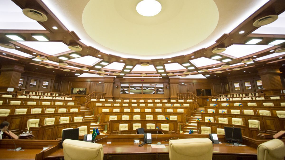 Socialiștii și comuniștii au părăsit plenul Parlamentului. PSRM refuză să vină și la ultima ședință a actualului Legislativ