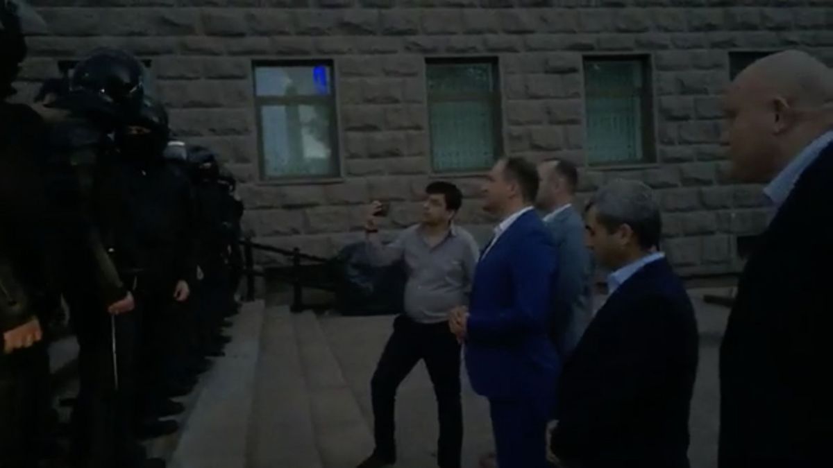 Socialiștii au ajuns la Parlament, dar poliția nu le-a dat voie să intre în clădire. Au mers la negocieri „pe propria răspundere” (VIDEO)