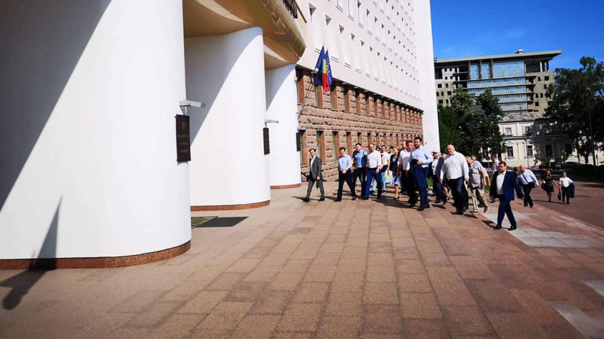 „Astăzi e o zi decisivă”. Socialiștii consideră că CC a uzurpat puterea în stat și continuă discuțiile cu blocul ACUM în Parlament