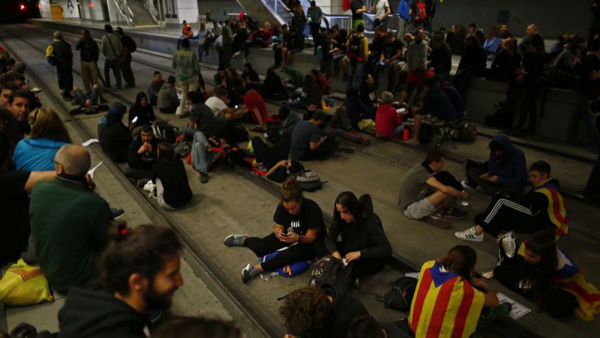 Spania: Militanţi secesioniști blochează artere feroviare și rutiere în Catalonia