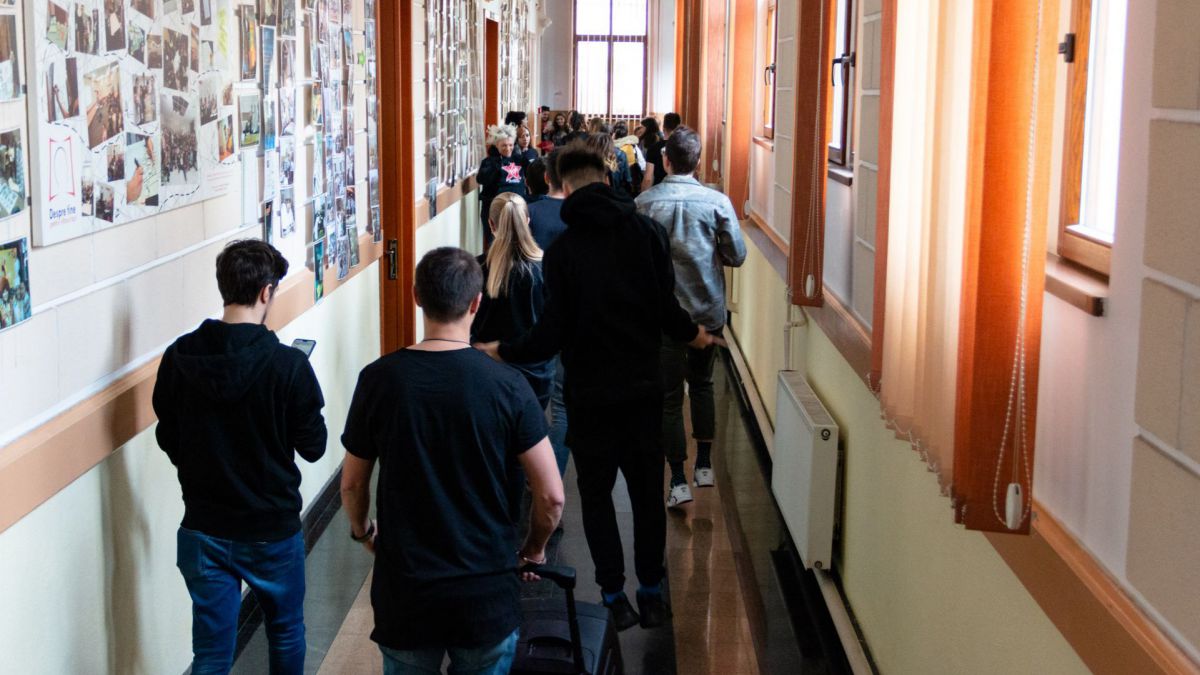 Start BAC pentru 17.000 de tineri. Elevii alolingvi susțin proba la limba română