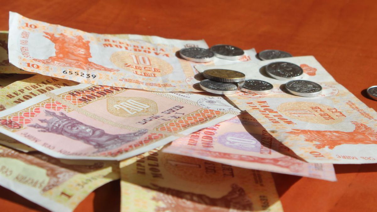 Sute de locuitori ai capitalei primesc ajutoare financiare de la Primărie. Ce trebuie să facă cei care vor să intre în posesia alocațiilor