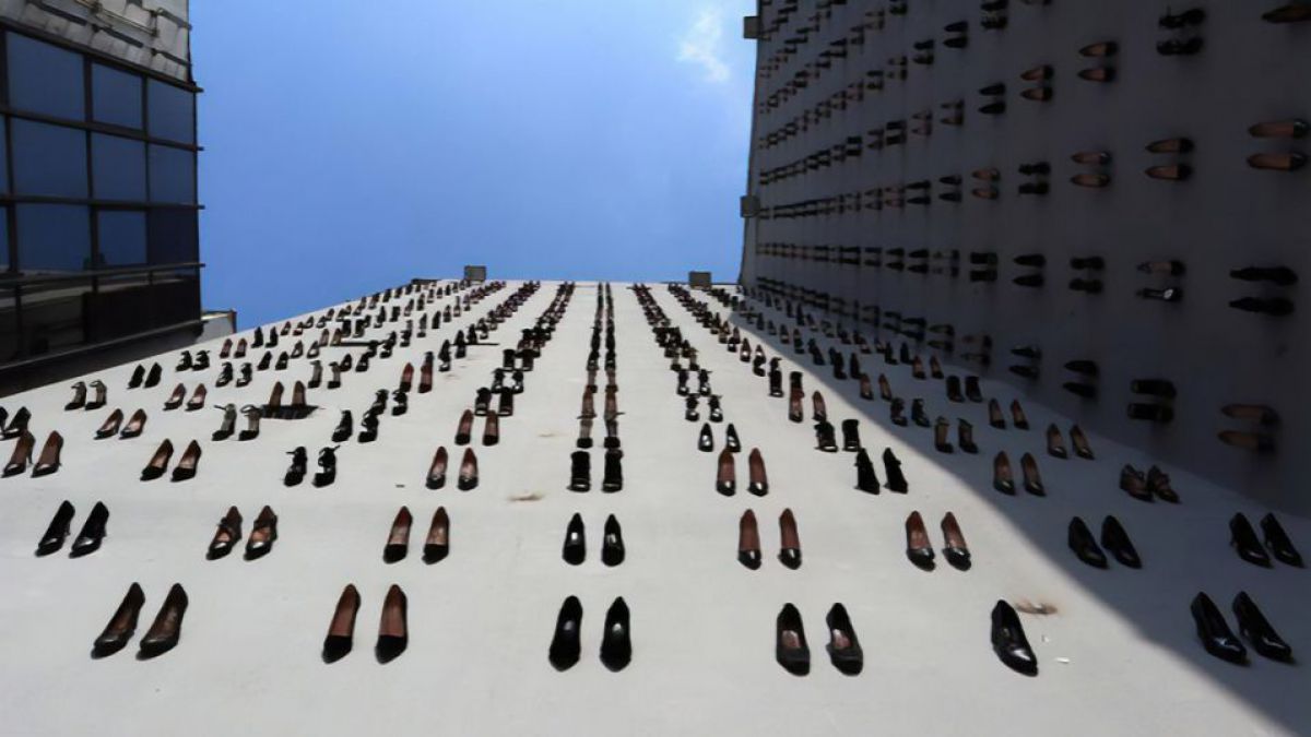Sute de perechi de pantofi cu toc, expuse pe faţada unei clădiri din Turcia pentru femeile ucise anul trecut