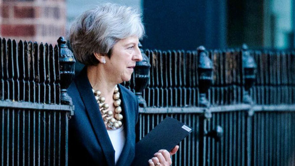 Theresa May a obținut votul de încredere al Partidului Conservator și rămâne premier