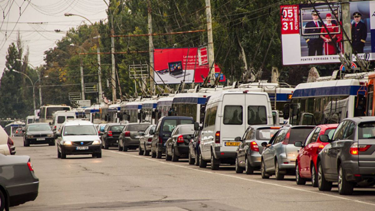 Toate drumurile duc în afara orașului. La ieșirile din capitală s-au format ambuteiaje kilometrice (FOTO)