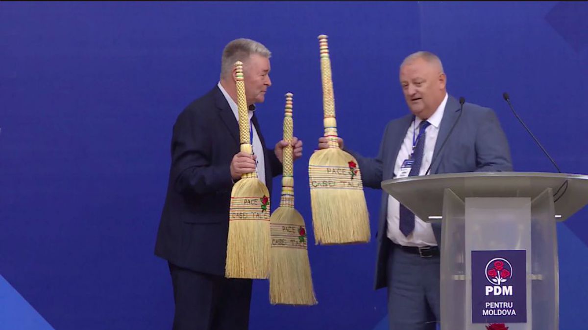 Trei mături în loc de trei trandafiri. Un membru al PD a venit la Congres cu un cadou original: „Să măturăm blestemul”