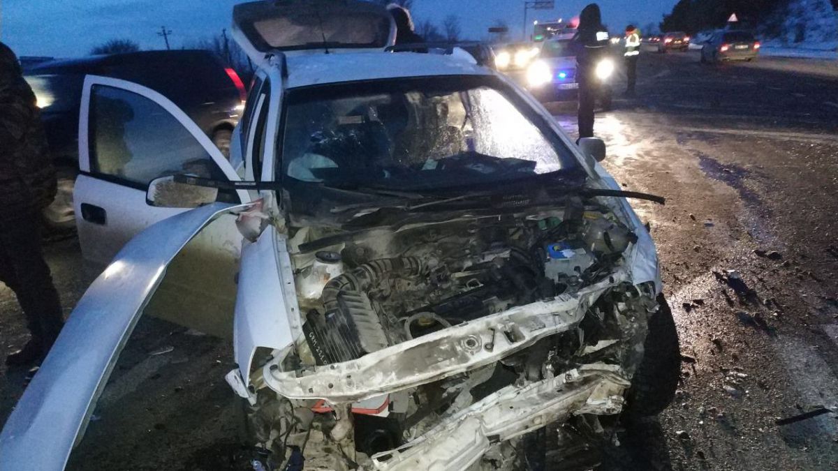 Trei persoane traumate într-un accident de pe traseul Chișinău-Hîncești. Șoferul unui Opel nu a cedat trecerea (VIDEO, FOTO)