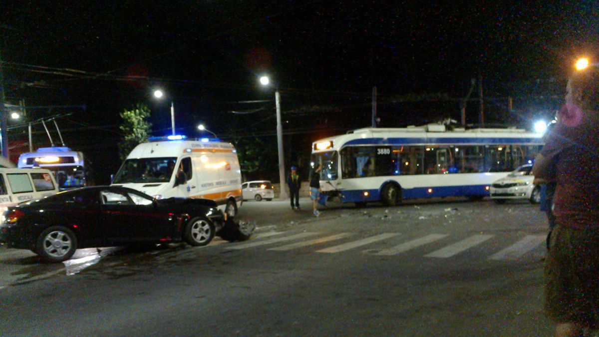 Troleibuzul implicat în accidentul de pe Alba Iulia s-a ciocnit cu un automobil acum un an (FOTO)