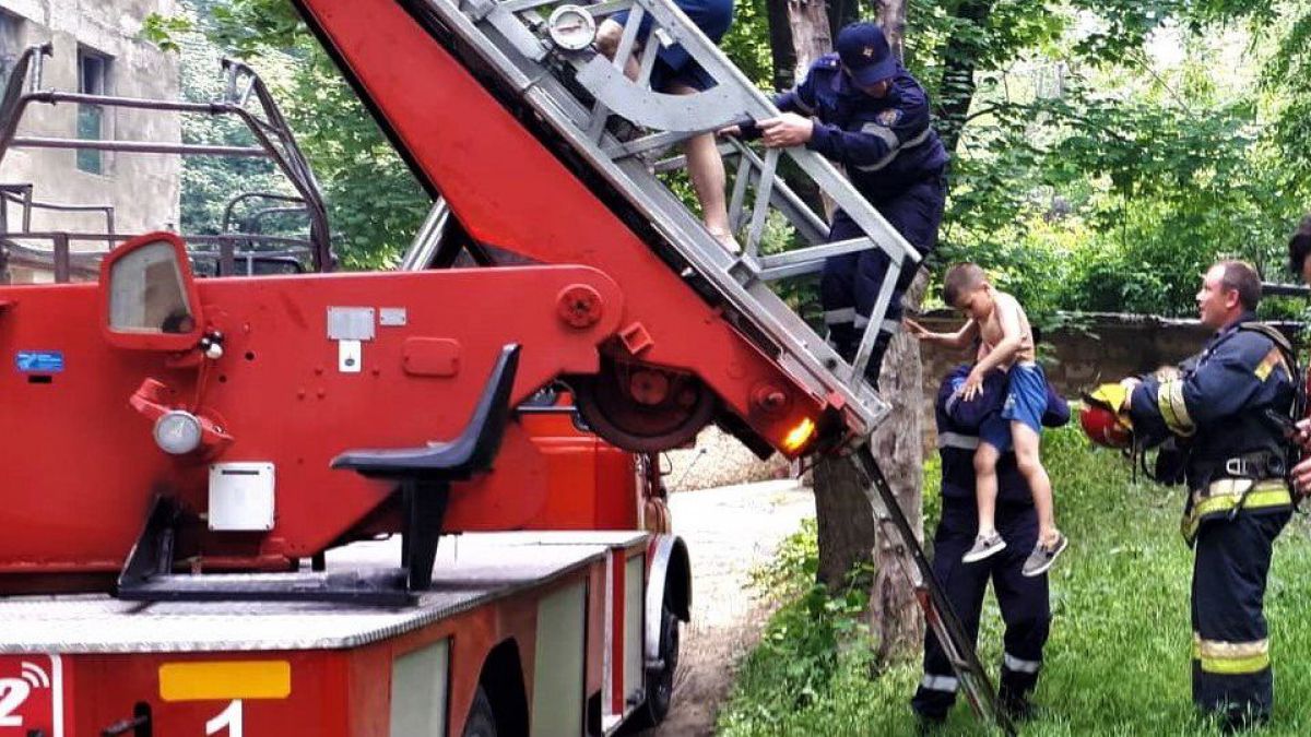 Un apartament dintr-un bloc din capitală, cuprins de flăcări. Zeci de persoane au fost evacuate(FOTO/VIDEO)