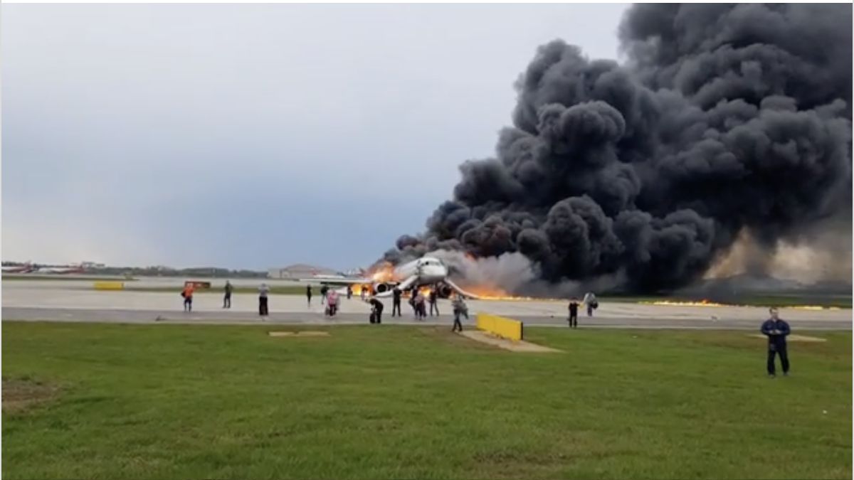 Un avion a luat foc pe Aeroportul Șeremetievo din Moscova. Zece oameni ar fi decedat (VIDEO)