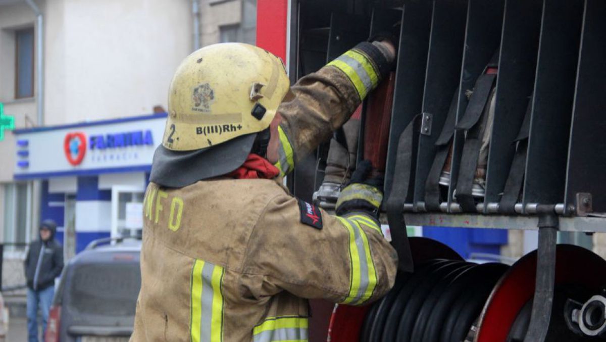 Un bărbat a murit, iar un bebeluș a ajuns la spital intoxicat cu monoxid de carbon. Intervenția pompierilor în noaptea dintre ani