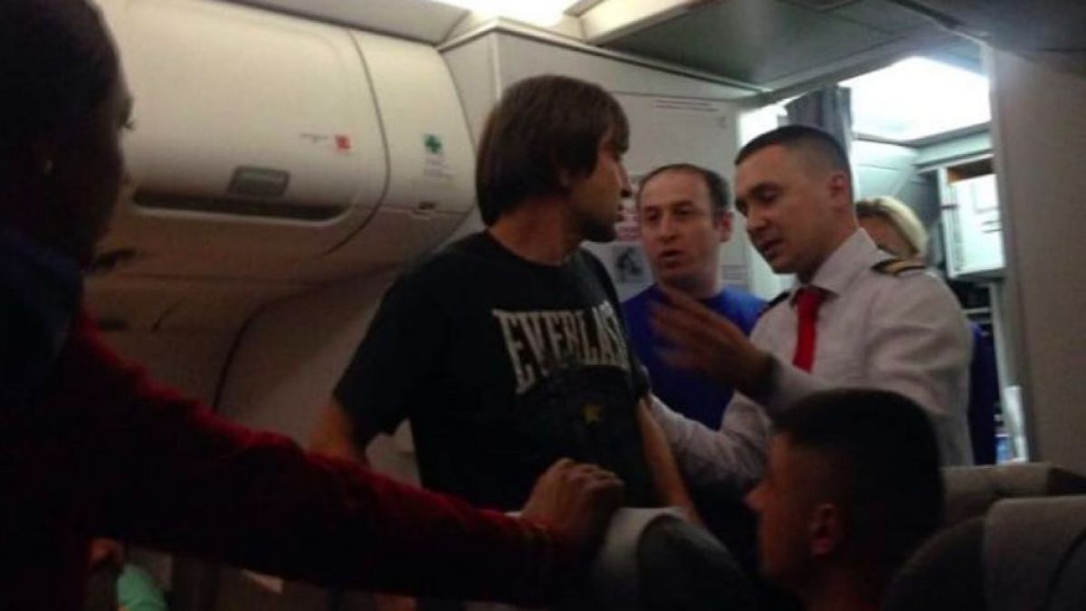 Un bărbat a aprins țigări și s-a dat în spectacol la bordul avionului care zbura de la Londra spre Chișinău. La aterizare ajuns pe mâna oamenilor legii (FOTO)