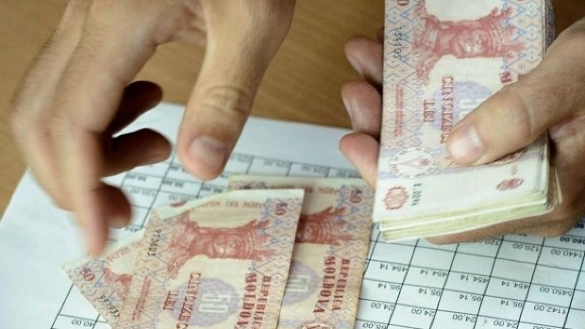 Un grup de consilieri din raionul Glodeni vor scoate mii de lei din buzunare pentru că nu au demis la timp un șef de întreprindere