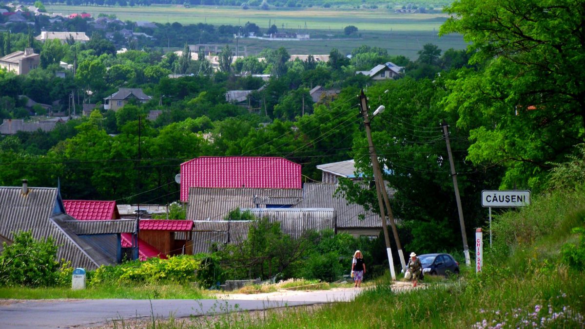 Un grup de locuitori de la Căușeni au început să construiască singuri o parcare. Reacția autorităților (FOTO)