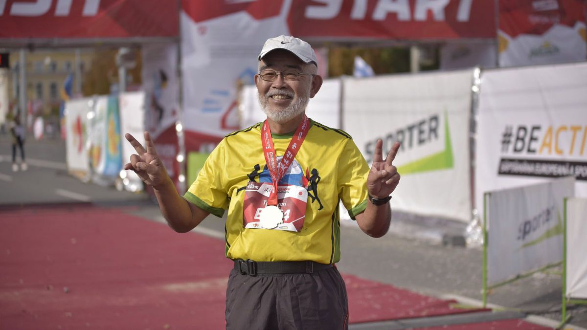 Un japonez de 73 de ani, care a alergat la 340 de maratoane, ultimul participant care a ajuns la finișul Maratonului Internațional Chișinău