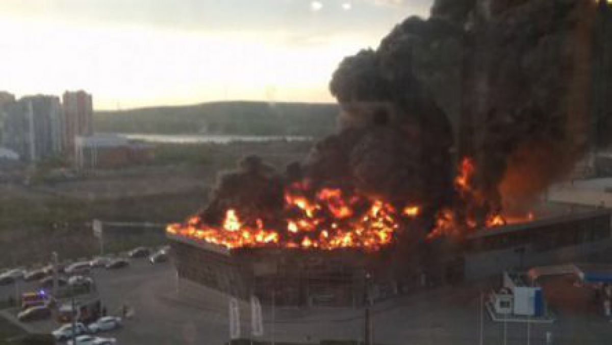 Un nou incendiu uriaș la Kemerovo. A luat foc o reprezentanță Hyundai (VIDEO)
