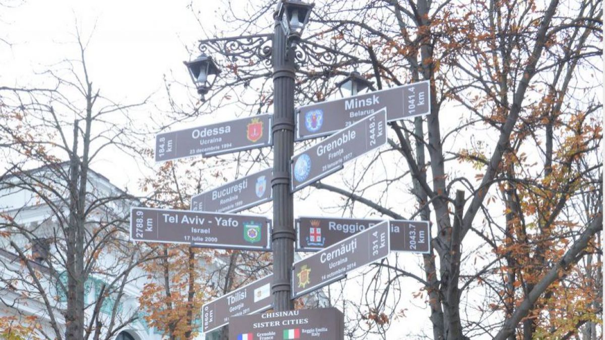 Un pilon informativ cu orașele înfrățite Chișinăului a fost instalat lângă Primărie
