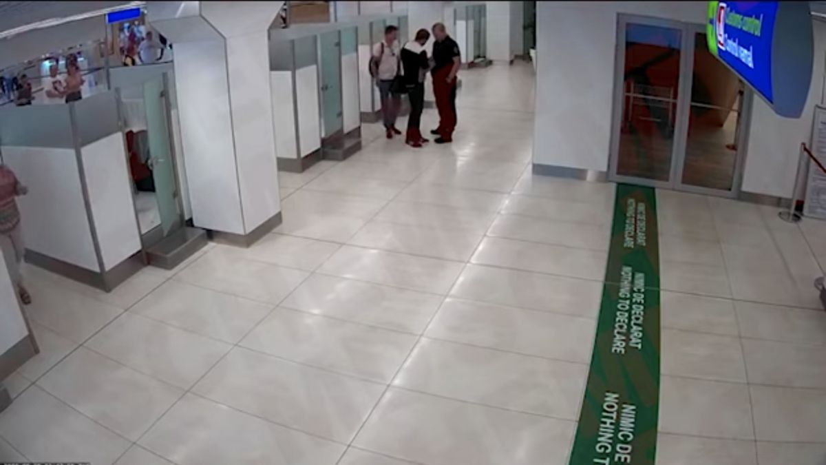 Un separatist de la Tiraspol, cu privilegii la frontieră. A fost însoțit de un polițist și a trecut controlul la Aeroport fără rând (VIDEO)