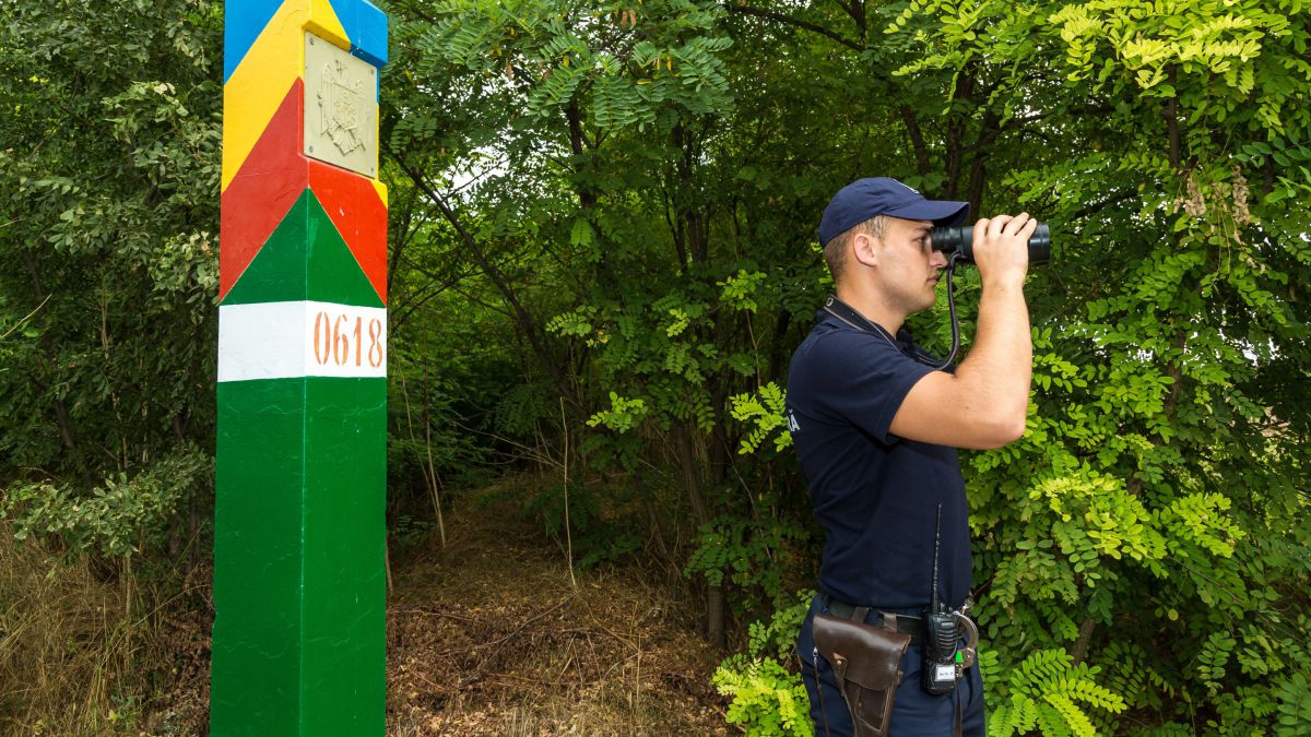 Un cetățean ucrainean a încercat să treacă frontiera cu o grenadă în mașină