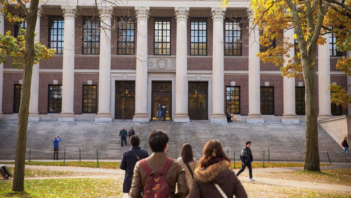 Un tânăr palestinian admis la Harvard nu a putut intra în SUA din cauza postărilor politice ale prietenilor săi