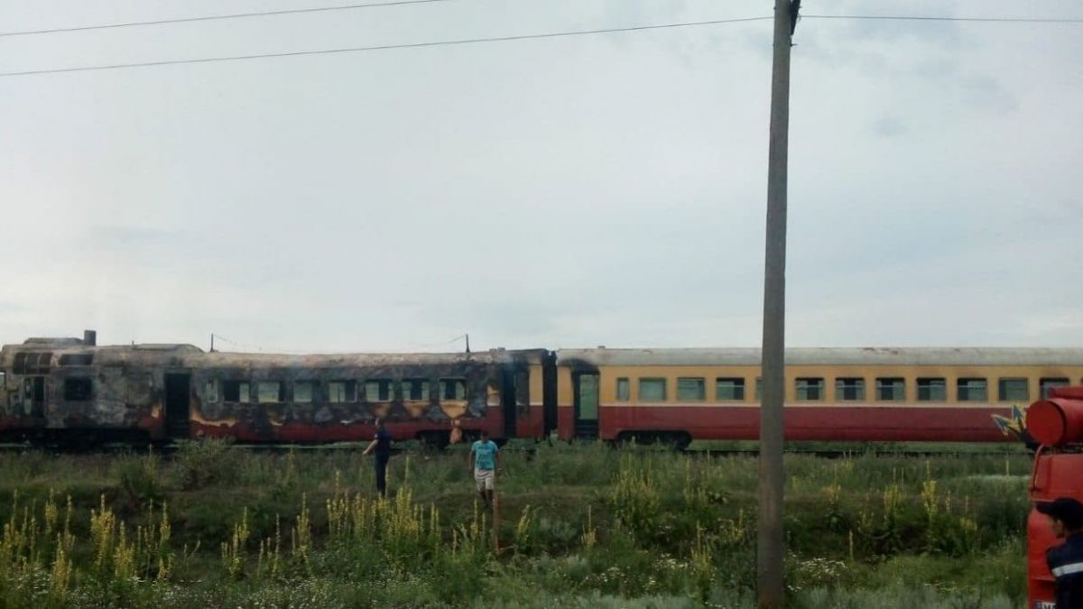 Un tren de pe ruta Ungheni-Bălți a luat foc. Incendiul a distrus 80% din locomotivă (FOTO)