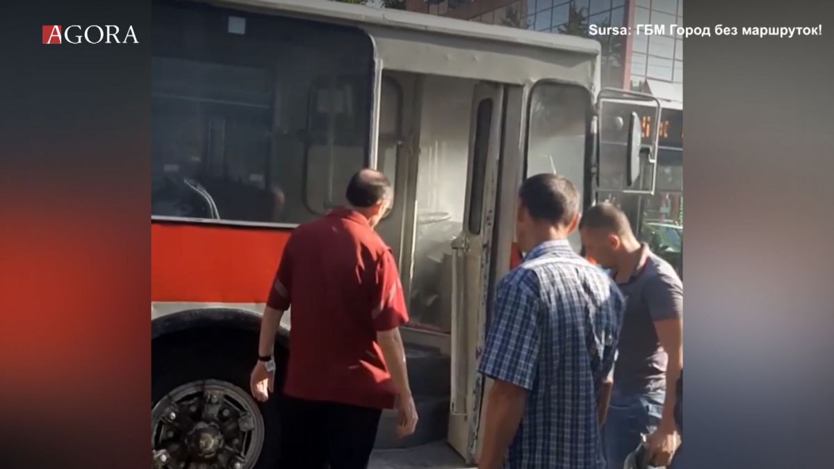 Un troleibuz aproape că a luat foc. Pasagerii, evacuați din cauza fumului (VIDEO)