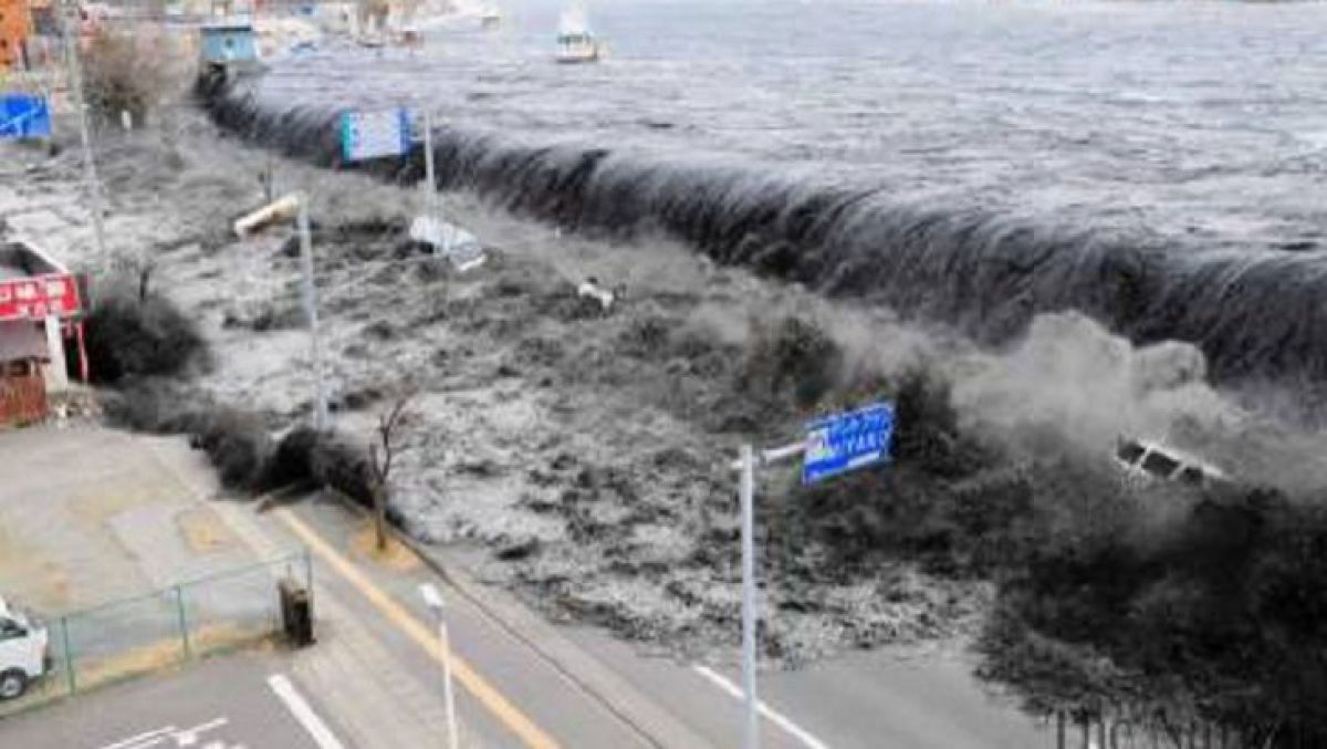 Un tsunami puternic a lovit Indonezia, la câteva ore după un cutremur de 7,5 grade
