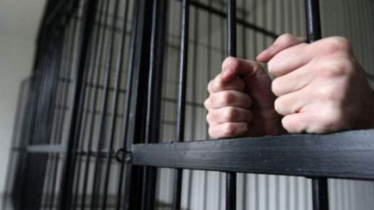 O victimă a violului a făcut mărturii în fața oamenilor legii. Tinerii ar fi dat buzna în apartament și ar fi furat și o sumă de bani