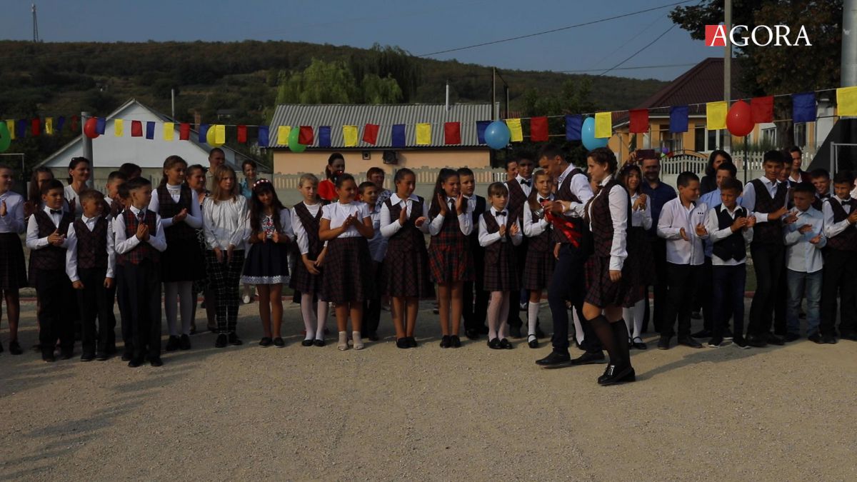 Uniforme, drapelele UE și stropitul cu agheasmă. Cum arată un careu școlar dintr-un sat din Moldova (VIDEO)