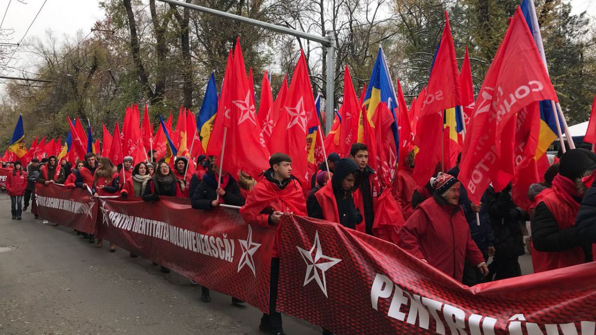VIDEO. Adepții PSRM au venit la protest ca „Plahotniuc să lucreze pe deal”, să-l susțină „pe președintele Parlamentului... Igor Dodon” și „ca guvernarea să se ducă în mama dracului”