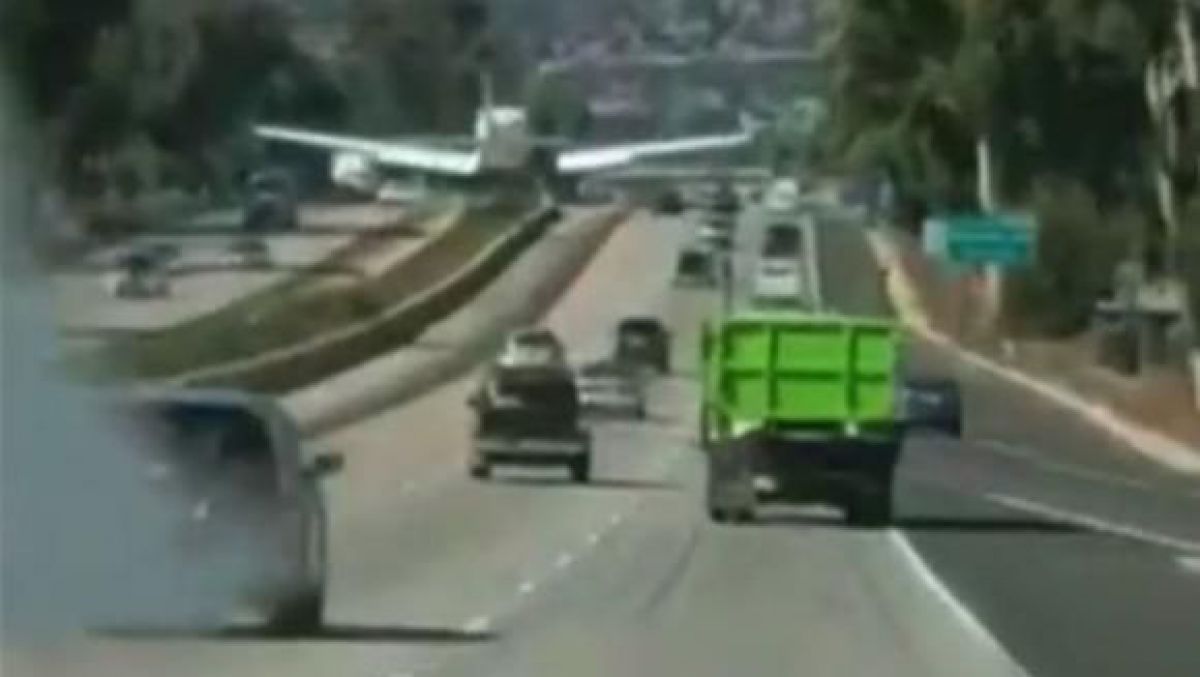VIDEO. Aterizare incredibilă a unui avion pe autostradă. Ce s-a întâmplat