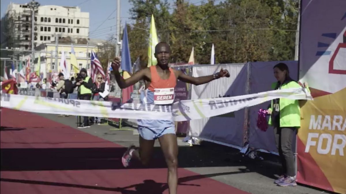 VIDEO. Câștigătorul Maratonului Internațional Chișinău este un kenyan. Bărbatul a stabilit un nou record al competiției